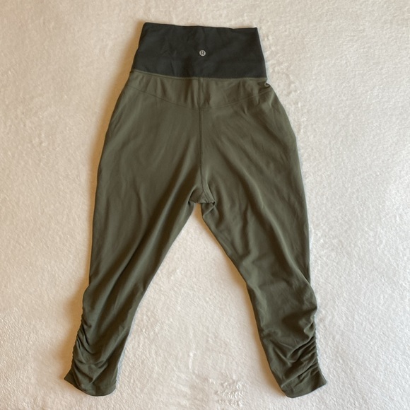 Lululemon SunSalutation Fold Down Waistband. Relaxed Fit. 7/8 Ruched Legs. Sz. 2 - Picture 6 of 16